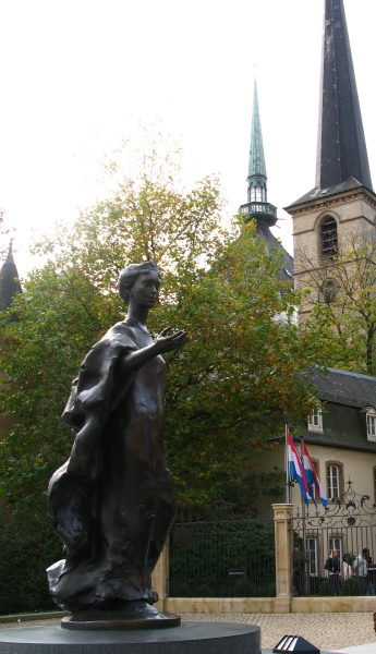 1412 LUX2012LM CharlotteStatue